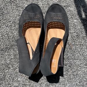 Clarks ankle strap sandals 8 1/2 M black